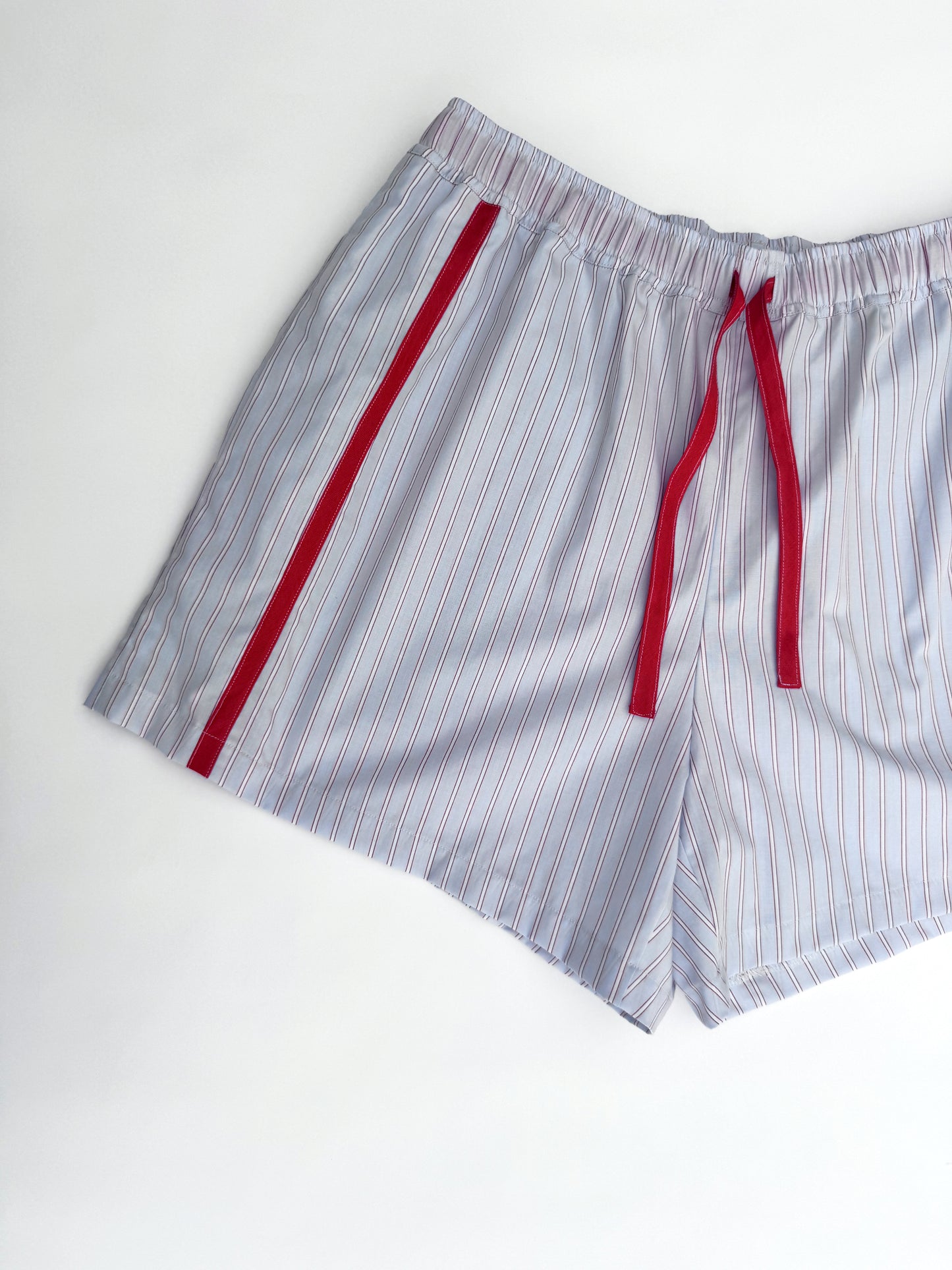 SANDRA SHORT - LIGHTBLUE & RED - MAAT 2