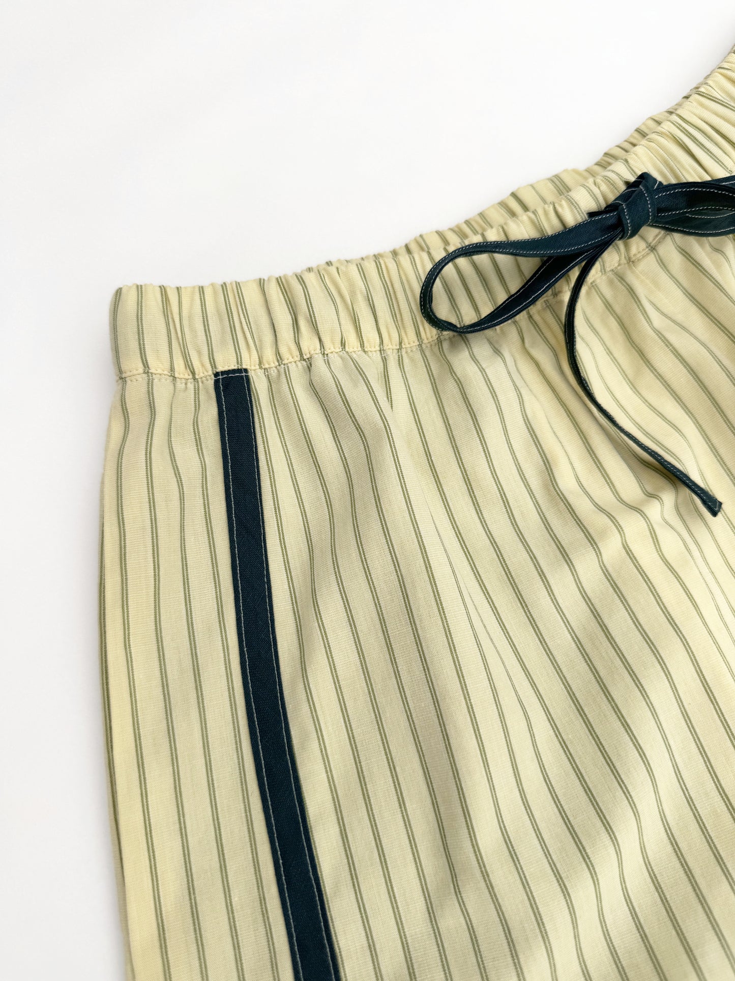 SANDRA SHORT - BUTTERYELLOW & FOREST GREEN - MAAT 1