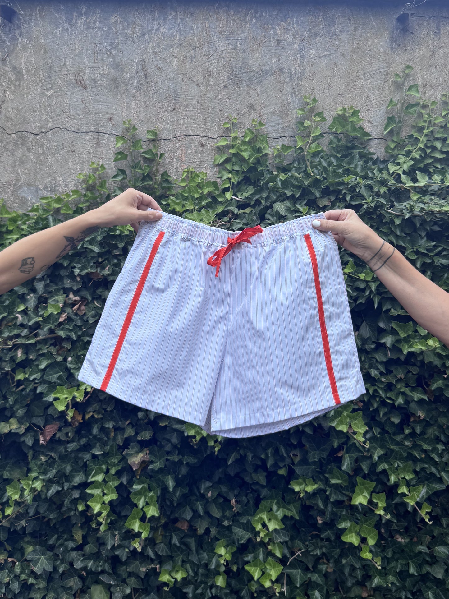 SANDRA SHORT - LIGHTBLUE & RED - MAAT 2