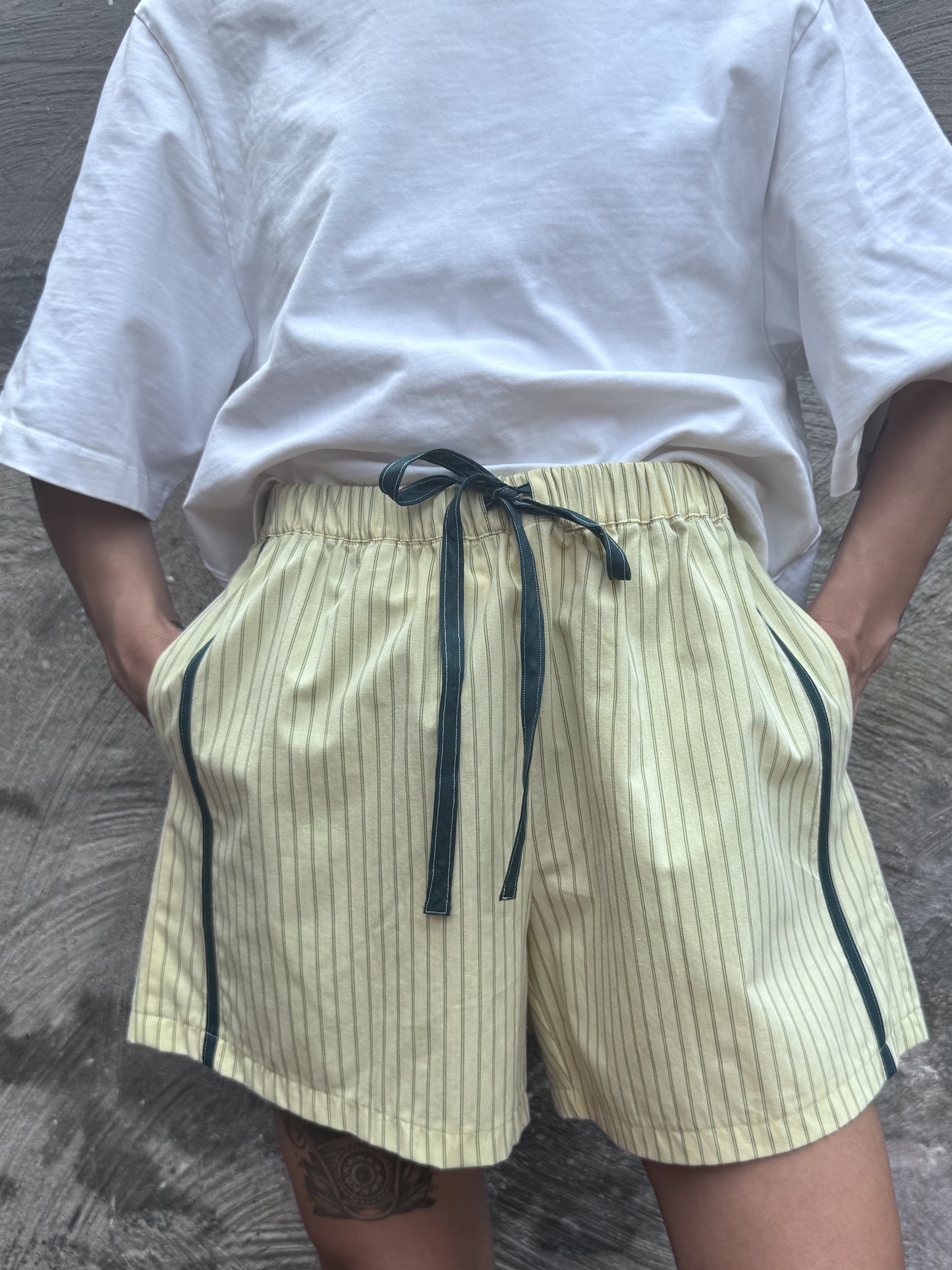 SANDRA SHORT - BUTTERYELLOW & FOREST GREEN - MAAT 1