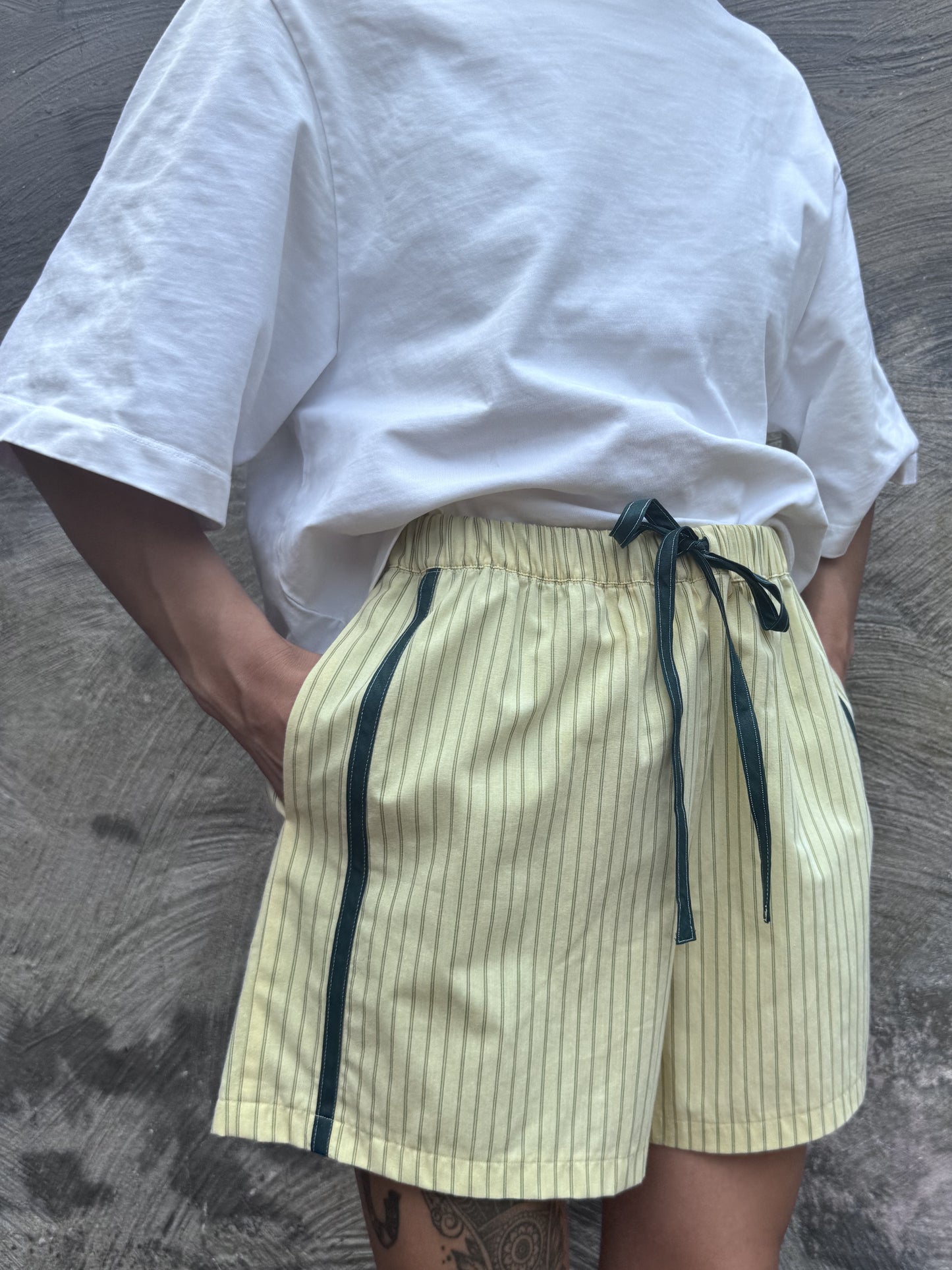 SANDRA SHORT - BUTTERYELLOW & FOREST GREEN - MAAT 1