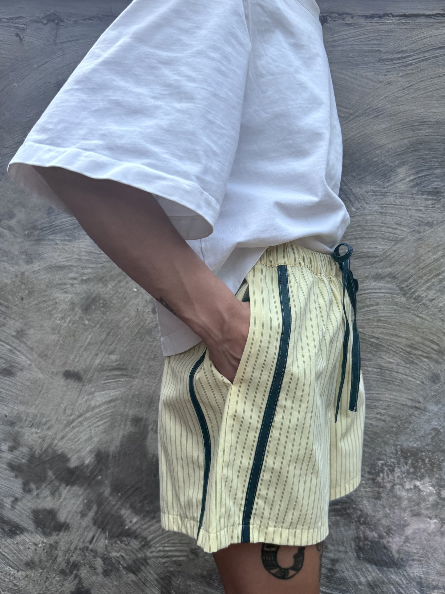 SANDRA SHORT - BUTTERYELLOW & FOREST GREEN - MAAT 1
