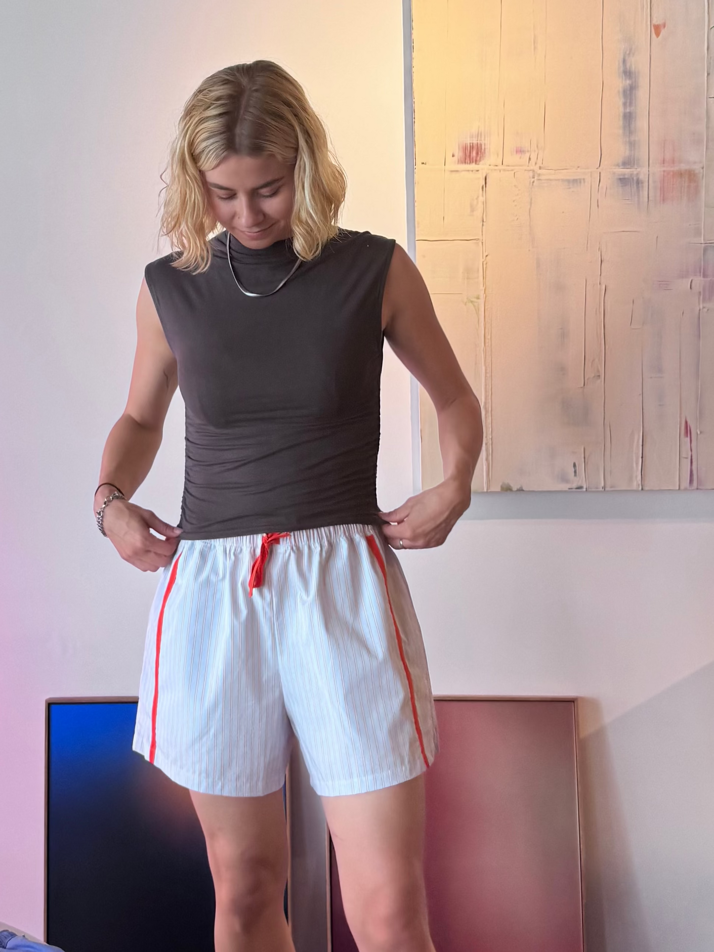 SANDRA SHORT - LIGHTBLUE & RED - MAAT 2