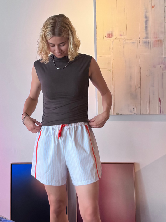SANDRA SHORT - LIGHTBLUE & RED - MAAT 2
